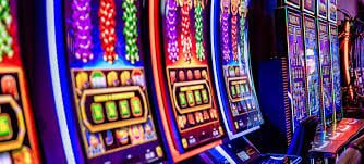 queen ph platform overview showing live casino and sports betting sections for Filipino players