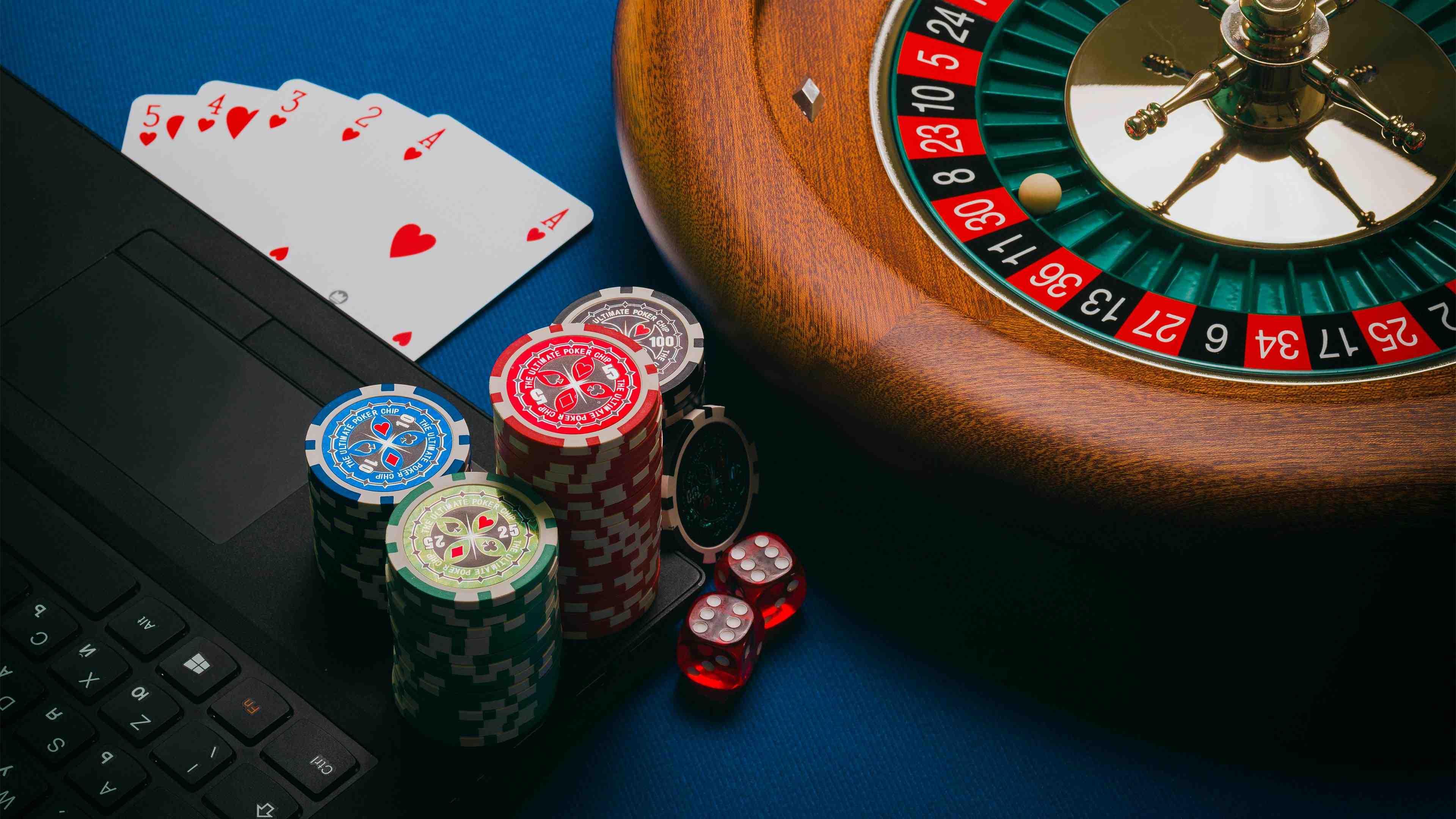 Filipino player using the queen ph app on a smartphone to access live casino and sports betting